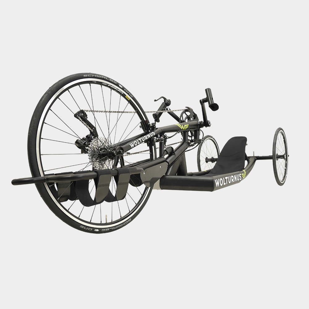 Wolturnus Racebike Renn-Handbike mit tief liegender Sitzposition, Schrägansicht von vorn